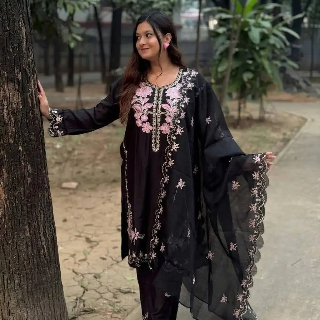 প্রিমিয়াম ব্ল্যাক সুতি এমব্রয়ডারি থ্রি-পিস image 2