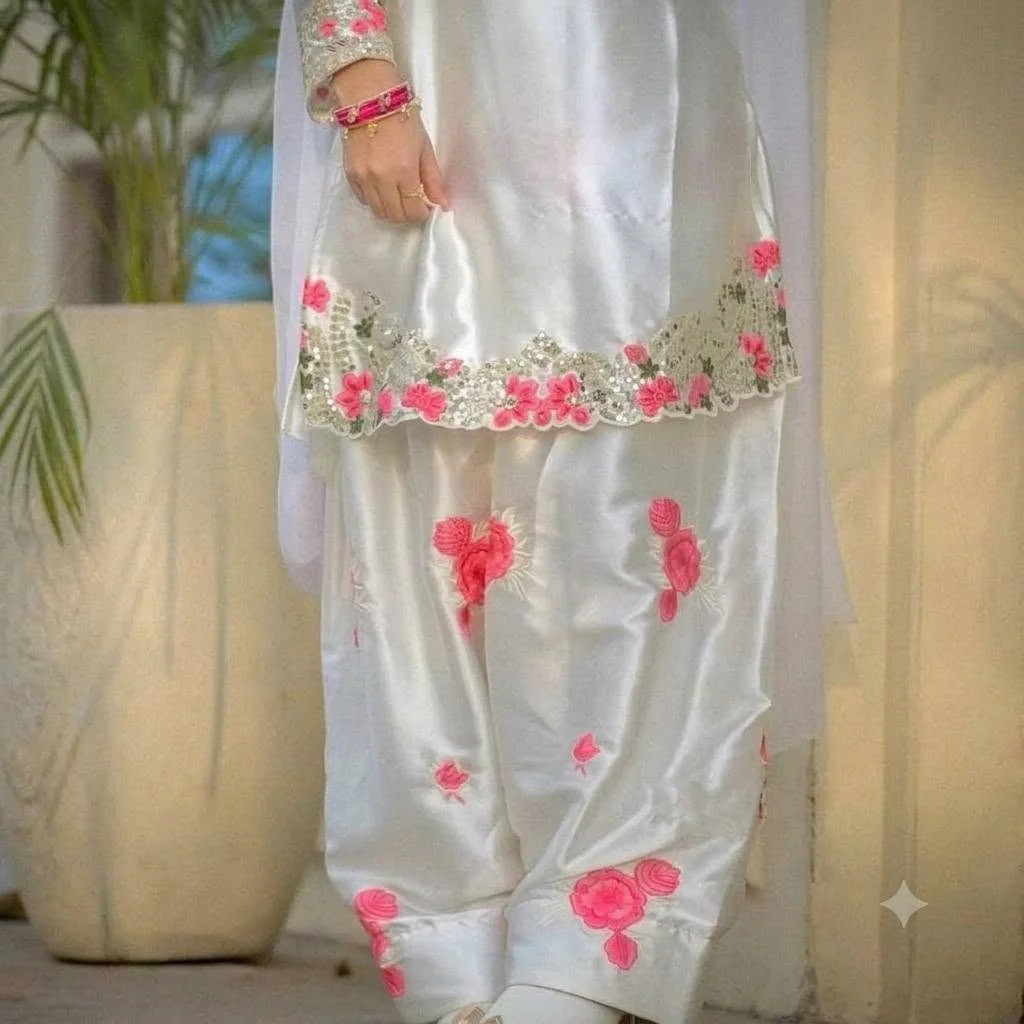 এক্সক্লুসিভ সামু সিল্ক এমব্রয়ডারি থ্রিপিস - হোয়াইট ও পিংক image 2